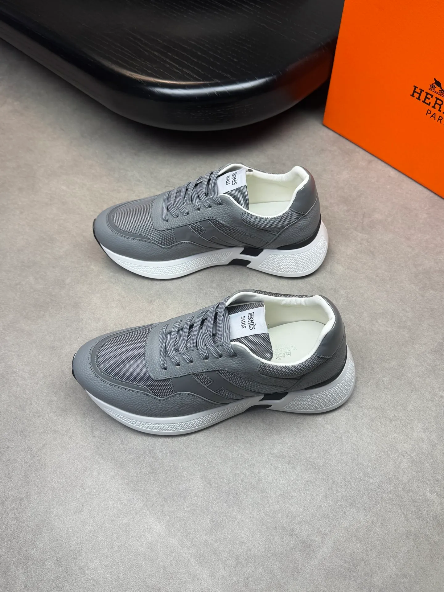[HERMES] Hermès men's shoes 💰520💰 - high-end quality original items 🔍🔍🔍 casual sports shoes - upper: 🔝 pebbled calfskin, brand high mercerized canvas, body sewn with brand ´H´ totem, tongue brand logo cloth label - lining: water-dyed cowhide -Outsole: Ultra-light T men's shoes 💰U foam·rubber; two-color molded outsole -Ultra-high quality control·Fine workmanship: highlighted (high-end·luxury·grade) -Size: 39-44 (38, 45, can be customized)